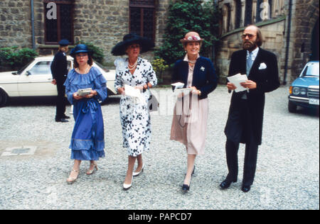 Gäste bei der Hochzeit von Erbprinz Ernst August von Hannover mit Chantal Hochuli auf Schloss Marienburg bei Hannover, Deutschland 1981. Invité du mariage de l'héritier du trône d'Ernst August von Hanovre avec Chantal Hochuli au château de Marienburg, près de Hanovre, Allemagne 1981. Banque D'Images