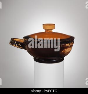Bol couvert en terre cuite avec une poignée. Culture : le grec, le grenier. Dimensions : Diamètre total H. x 2 1/8 x 5 in. (5,4 x 12,7 cm) ; H. sans couvercle 3 1/2 in. (8,9 cm). Date : ca. 450-400 av. J.-C.. Bien qu'il est couvert, comme dans une pyxis, et dispose d'une poignée, comme dans un skyphos, ce vase est une pratique mais rare combinaison des deux formes. Musée : Metropolitan Museum of Art, New York, USA. Banque D'Images