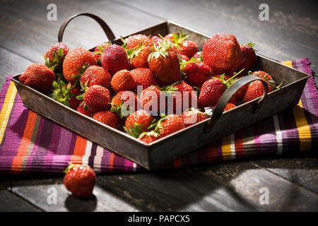 Dans un bol de fraises fraîches Banque D'Images