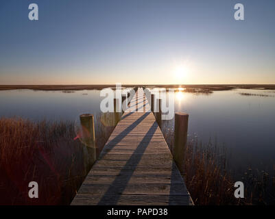 USA, Virginie, vue aérienne de la côte de Virginie, pier at sunset Banque D'Images