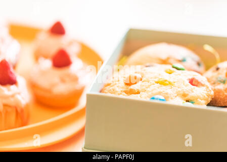 Cupcakes avec de la crème fouettée et cookies HAUT afficher Banque D'Images