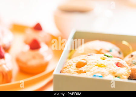Cupcakes avec de la crème fouettée et cookies HAUT afficher Banque D'Images