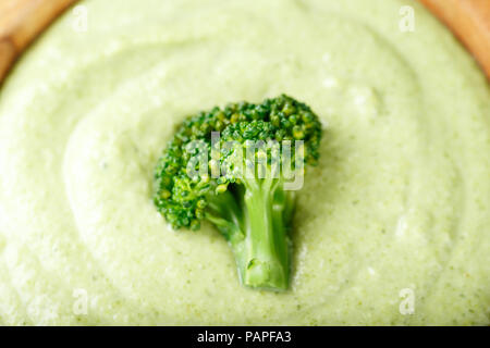 Soupe crème de brocoli close-up, vue du dessus Banque D'Images