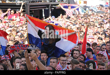 ZAGREB, CROATIE - 15 juillet les fans de football croate sur la place Ban Jelacic, regarder la Coupe du Monde FIFA 2018 Russie match France contre la Croatie le 15 juillet 20 Banque D'Images