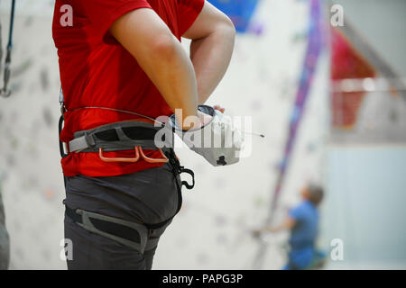 Photo en gros plan de l'homme climber avec du talc en sac de sport piscine Banque D'Images