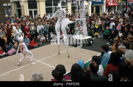 Festival de rue à Walthamstow Londres avec quelques artistes sur échasses Banque D'Images