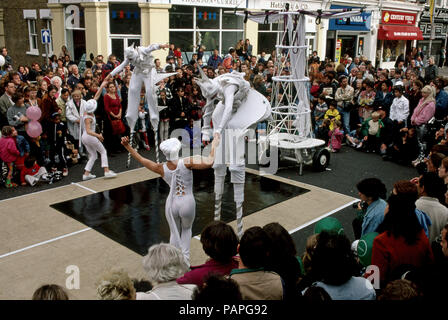 Festival de rue à Walthamstow Londres avec quelques artistes sur échasses Banque D'Images