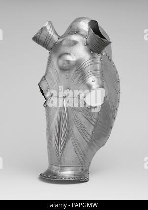 Shaffron (Tête de cheval) de la Défense. Culture : l'allemand, probablement Nuremberg. Dimensions : H. 25 in. (63,5 cm) ; W.13 1/2 in. (34,3 cm) ; D. 12 1/2 in. (31,8 cm) ; WT. 7 lb. 2 oz. (3218 g). Date : ca. 1515-20. Cette shaffron est remarquable non seulement pour sa taille mais aussi pour la qualité sculpturale inhabituelle transmis par les crêtes et double cordée hardiment le patron sur le front. L'augmentation des surfaces cannelées la rigidité de la plaque, mais servait également d'alléger le shaffron's sous forme massive. Cette pièce d'armure est un exemple de la nouvelle mode pour les armures cannelées qui s'est développée en Allemagne au début des s Banque D'Images