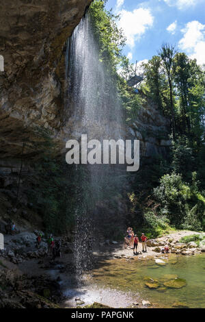 Les visiteurs appréciant les 35m cascade du Saut Girard sur une chaude journée d'été, Cascades du Herrison, Jura, France. Banque D'Images