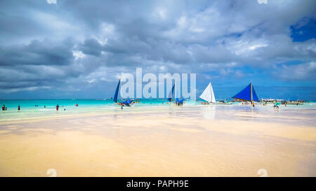 Doublure de voiliers touristique emblématique de Boracay White Beach et la mer turquoise, avec les nuages au-dessus de la collecte - Aklan, Philippines Banque D'Images