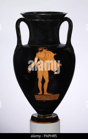 Nolan en terre cuite cou-amphora (jar). Culture : le grec, le grenier. Dimensions : H. 13 in. (33 cm) de diamètre 7 9/16 in. (19,2 cm). Date : ca. 480-470 av. J.-C.. Avers, satyr jouant de la lyre, marche arrière avec satyre mentoring" en tant que disciples du dieu Dionysos, satyres étaient traditionnellement associés avec du vin dans toutes les formes. D'intérêt ici est la représentation de la satyre jouant de la lyre. La musique et en particulier la lyre, un attribut d'Apollon, était la marque d'un individu de culture, civilisé. La représentation ici reflète une domestication des satyres au cours du cinquième siècle. Il a probablement fait également allusion à de Banque D'Images