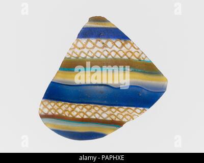 Fragment de mosaïque à rayures de verre. Culture : Roman. Dimensions : hors tout : 1 1/2 x 1 3/4 in. (3,8 x 4,4 cm). Date : fin du 1er siècle avant J.-C.-début 1er siècle de notre ère. Musée : Metropolitan Museum of Art, New York, USA. Banque D'Images