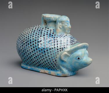 Vase Faience aryballos (parfum) sous la forme d'un hérisson. Culture : l'Orient grec. Dimensions : 4 3/8 x 3 1/4 x 7 in. (11,1 x 8,3 x 17,8 cm). Date : ca. 550-500 av. J.-C.. Musée : Metropolitan Museum of Art, New York, USA. Banque D'Images