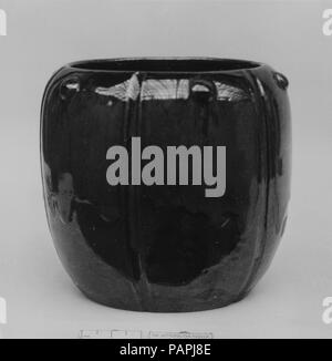 Jar ou Fire-support. Culture : le Japon. Dimensions : H. 4 3/8 in. (11,1 cm) ; Diam. 4 3/4 in. (12,1 cm). Date : 1840. Musée : Metropolitan Museum of Art, New York, USA. Banque D'Images