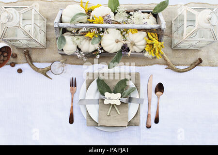 Thanksgiving Halloween réservés ou lieu d'un ensemble de tables de ferme avec mini citrouilles, chénopode blanc oreilles feuilles, bois et fleurs sauvages pour un Banque D'Images