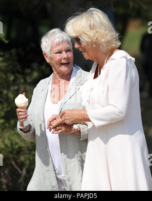 La duchesse de Cornwall jouit d'une glace avec Dame Judi Dench comme elle arrive à la plage privée de la reine Victoria, à côté de la maison du monarque au Cowes sur l'île de Wight. Dame Judi, patron des Amis de Osborne House, vous montrera la Camilla Durbar nouvellement restauré, ce qui était l'un des endroits pour le film Victoria et Abdul dans lequel elle a joué la reine Victoria. Banque D'Images