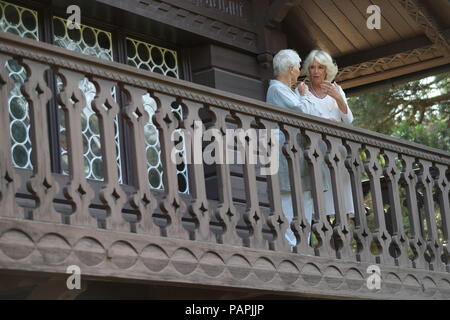 La duchesse de Cornouailles et Dame Judi Dench sur le balcon du chalet dans le parc de la reine Victoria Osborne House, maison de vacances dans l'East Cowes sur l'île de Wight. Dame Judi, patron des Amis de Osborne House, vous montrera la Camilla Durbar nouvellement restauré, ce qui était l'un des endroits pour le film Victoria et Abdul dans lequel elle a joué la reine Victoria. Banque D'Images