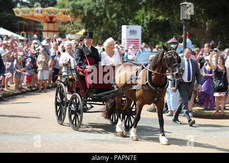 La duchesse de Cornouailles (droite) et Dame Judi Dench ride dans un cheval et un chariot de Swiss Cottage à Osborne House, Queen Victoria's Holiday home in East Cowes sur l'île de Wight. Banque D'Images