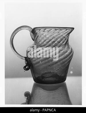 Pitcher. Culture : L'Américain. Dimensions : H. 4 1/4 in. (10,8 cm) ; Diam. 4 7/8 in. (12,4 cm). Date : 1 800-1 830. Musée : Metropolitan Museum of Art, New York, USA. Banque D'Images