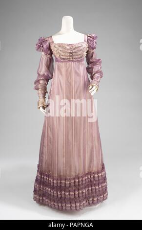 Robe de bal. Culture : L'Américain. Date : ca. 1820. Les manches bouffantes de cette robe sont une indication de l'historicisme dans l'habillement à l'époque. Comme une réinterprétation des 16e siècle réduisant, ils font une déclaration au sujet de la Renaissance et de la renaissance de notions artistiques. La belle l'ourlet détail est également typique de la période allant de 1820. Ces détails ont donné du poids et de la silhouette d'une ligne ininterrompue de tissu, qui a été si répandue dans les décennies antérieures à elle. L'Empire d'ossature est facile à identifier avec ses origines dans le chiton des anciennes Gréco-romains, qui était un vêtement tubulaire Banque D'Images