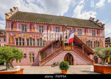 Ancien hôtel de ville de Mulhouse, Alsace, France.Sa façade a été décorée en 1698 par Jean Gabriel dans une illusion visuelle représentant des figures allégoriques. Banque D'Images