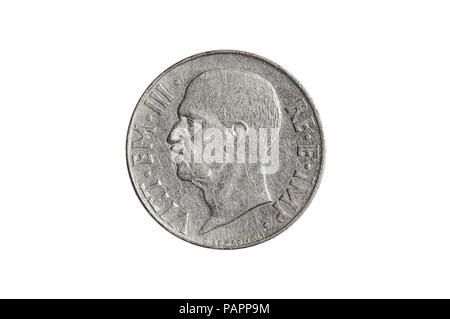 20 cents de lire italienne coin close-up à partir de 1940, l'Italie, côté tête avec le roi Vittorio Emanuele III. Isolé sur fond blanc studio. Pièce de collection d'archives de vingt cents de lire la valeur. Banque D'Images