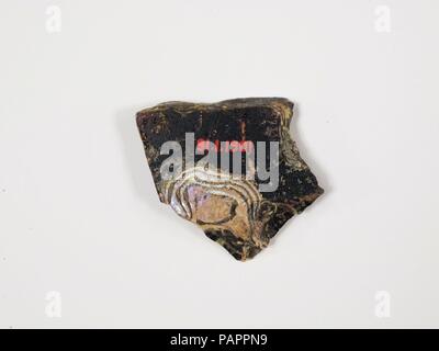 Inlay en verre mosaïque fragment. Culture : Roman. Dimensions : d'autres : 1 9/16 x 1 5/8 in. (3,9 x 4,1 cm). Date : 1ère moitié du 1er siècle de notre ère. Deep purple translucide, apparaissant en noir, et blanc opaque. Fragment d'épaisseur, télévision bloc. Schéma des lignes ondulées concentriques en blanc sur la terre. De bulles ; des piqûres, l'iridescence brillant, et des taches de vieillissement de crème épaisse sur toutes les surfaces. Probablement utilisé comme décoration en revêtement mural ou au plafond. Musée : Metropolitan Museum of Art, New York, USA. Banque D'Images