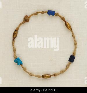 L'œil oudjat s bracelet avec perles d'amulettes et de corps. Dimensions : diam. ca. 3.8 cm (1 1/2 in.). Dynastie : fin 21. Dynastie Date : ca. 1000-945 B.C.. Tendu sur ce seul brin de 2-ply cordeau de lin sont trois baril d'or alternant avec des perles œil oudjat s'amulettes, l'un des deux de faïence et de verre bleu foncé. L'oudjat s'amulettes représentent la guéri l'œil du dieu-faucon Horus, un puissant symbole de protection et de régénération. C'est l'un des quatre bracelets trouvés autour du poignet gauche de la momie de Henettawy. Musée : Metropolitan Museum of Art, New York, USA. Banque D'Images