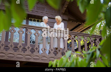 La duchesse de Cornouailles et Dame Judi Dench sur le balcon du chalet lors de leur visite à Osborne sur l'île de Wight. Dame Judi, patron des Amis de Osborne House, vous montrera la Camilla Durbar nouvellement restauré, ce qui était l'un des endroits pour le film Victoria et Abdul dans lequel elle a joué la reine Victoria. Banque D'Images