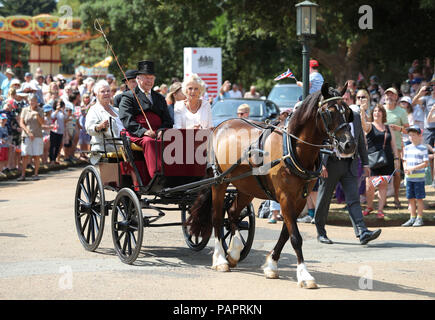 La duchesse de Cornouailles (droite) et Dame Judi Dench ride dans un cheval et un chariot de Swiss Cottage à Osborne House, Queen Victoria's Holiday home in East Cowes sur l'île de Wight. Banque D'Images