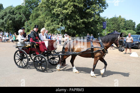 La duchesse de Cornouailles (droite) et Dame Judi Dench ride dans un cheval et un chariot de Swiss Cottage à Osborne House, Queen Victoria's Holiday home in East Cowes sur l'île de Wight. Banque D'Images