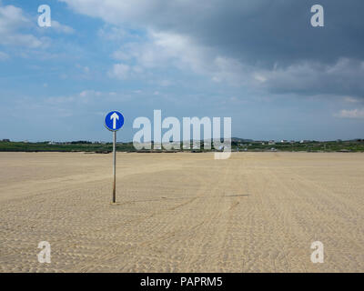 Causeway entre Claddaghduff et Omey Island à marée basse, dans le comté de Galway, en République d'Irlande Banque D'Images