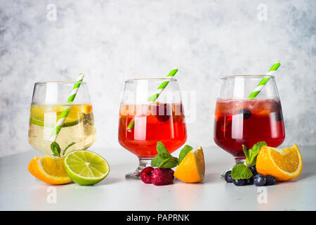 Blanc, rose et rouge sangria avec des fruits et de la glace. Boire de l'alcool d'été traditionnels. Banque D'Images