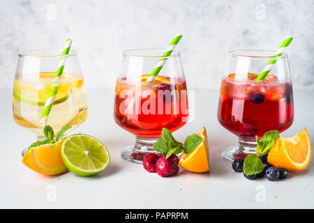 Blanc, rose et rouge sangria avec des fruits et de la glace. Boire de l'alcool d'été traditionnels. Banque D'Images