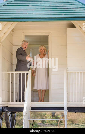 La CORRECTION DE RETRANSMISSION DE CRÉDIT PHOTOGRAPHE CHRIS ISON Michael Hunter, le conservateur de la Maison Osborne, montre la duchesse de Cornouailles autour de la reine Victoria's hut de baignade sur la plage privée, à côté de la maison du monarque au Cowes sur l'île de Wight. Dame Judi, patron des Amis de Osborne House, vous montrera la Camilla Durbar nouvellement restauré, ce qui était l'un des endroits pour le film Victoria et Abdul dans lequel elle a joué la reine Victoria. Banque D'Images