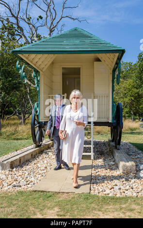 La CORRECTION DE RETRANSMISSION DE CRÉDIT PHOTOGRAPHE CHRIS ISON La Duchesse de Cornouailles en dehors de la reine Victoria's hut de baignade sur la plage privée, à côté de la maison du monarque au Cowes sur l'île de Wight. Dame Judi, patron des Amis de Osborne House, vous montrera la Camilla Durbar nouvellement restauré, ce qui était l'un des endroits pour le film Victoria et Abdul dans lequel elle a joué la reine Victoria. Banque D'Images