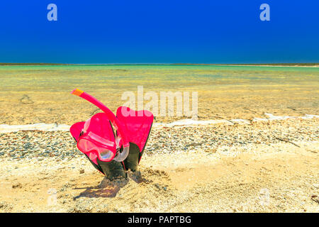 Close-up de masque de plongée sous-marine avec palmes en rose sur le sable de piscine naturelle tropicale peu de lagon dans la baie Shark, Denham, ouest de l'Australie. L'espace de copie avec ciel bleu. Le sport de l'eau en été. Banque D'Images