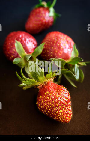 Sur un fond noir rouge baies fraise mûres close-up. Banque D'Images