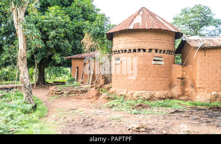 Un logement rural composé de boue faites maisons. Banque D'Images