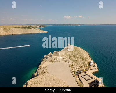 Vue aérienne des ruines de l'ancienne forteresse Fortica sur l'île de Pag, Croatie Banque D'Images