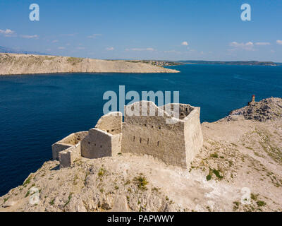 Vue aérienne des ruines de l'ancienne forteresse Fortica sur l'île de Pag, Croatie Banque D'Images