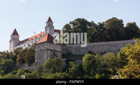 Restauré le château de Bratislava depuis le sud. Construit sur un rocher au-dessus de Bratislava il abrite le Parlement slovaque, un musée et une musique de chambre. Banque D'Images