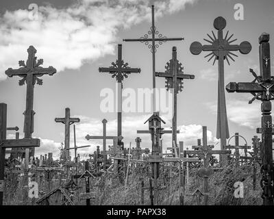 Croix de bois sur le fond de ciel dans la colline des croix en Lituanie Banque D'Images