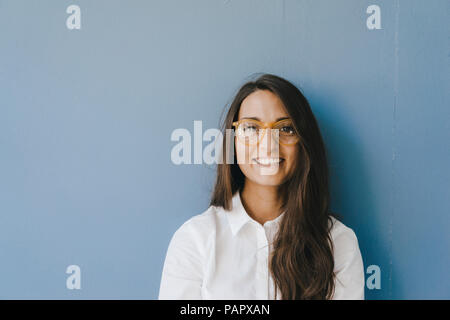 Portrait d'une jolie, intelligent, jeune femme, portant des lunettes Banque D'Images