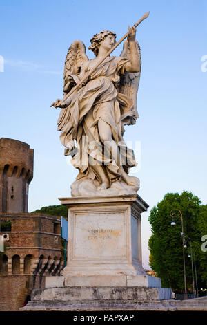 L'une des statue du Bernin de sur le pont , en face de Castel Sant'Angelo à Rome Banque D'Images