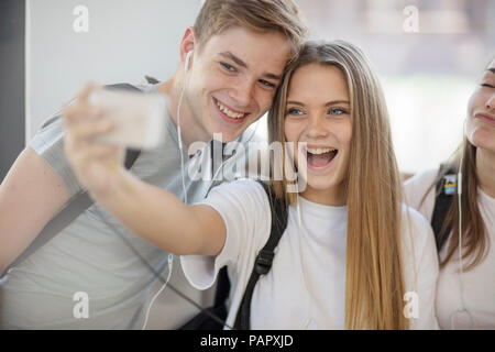 Heureux ceux en d'une école en selfies Banque D'Images