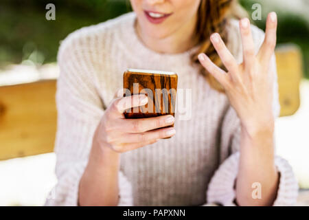 Woman's hand holding smartphone, close-up Banque D'Images