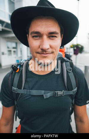 Portrait de backpacker avec chapeau, voyager dans les îles Lofoten Banque D'Images