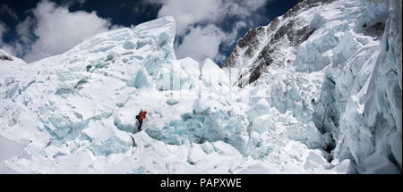 Solo Khumbu, Népal, Everest, Sagamartha National Park, alpiniste escalade dans la glace Banque D'Images