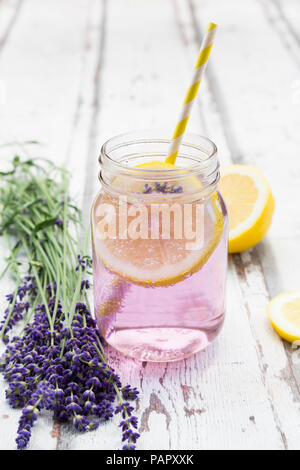 La lavande fait maison avec du citron limonade Banque D'Images